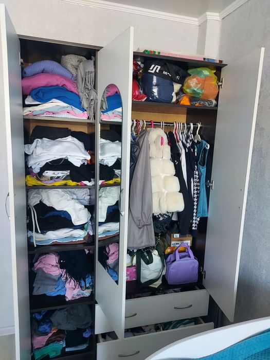 Шкаф продам с зеркалом