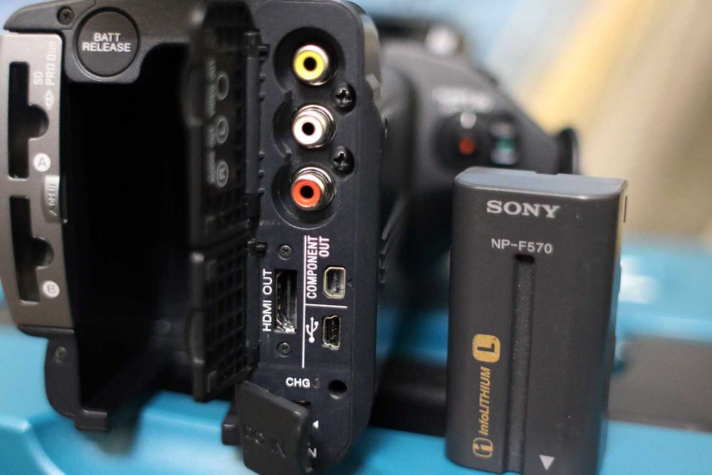Профессиональня видеокамера Sony HDR-AX2000