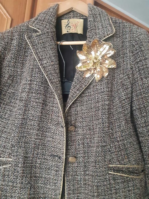 Ofer spre  vânzare costum .Elegant și comod pt evenimente deosebite.