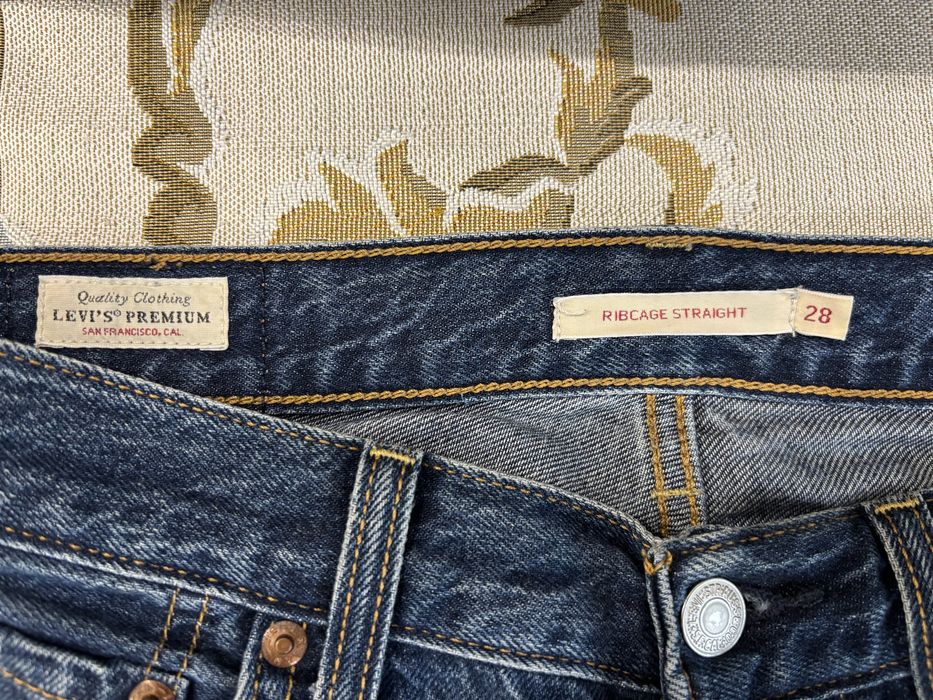 Темно-синие джинсы Levi’s с рисунком