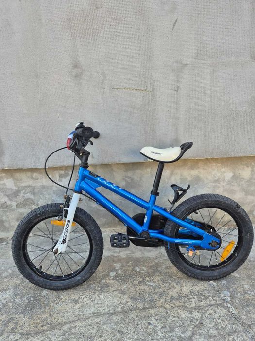 Vând bicicletă pentru copii, roți de 16”, de culoare albastră, în stare foarte bună, conform pozelor.