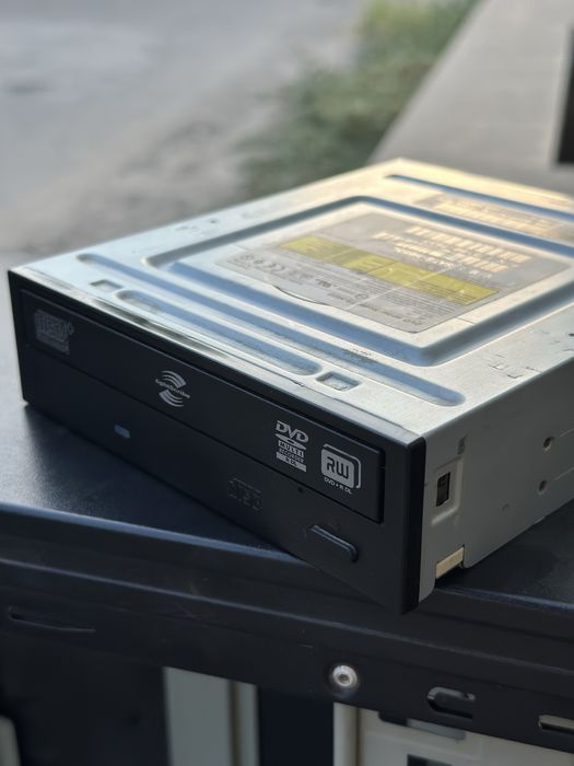Дисковод SATA DVD RW