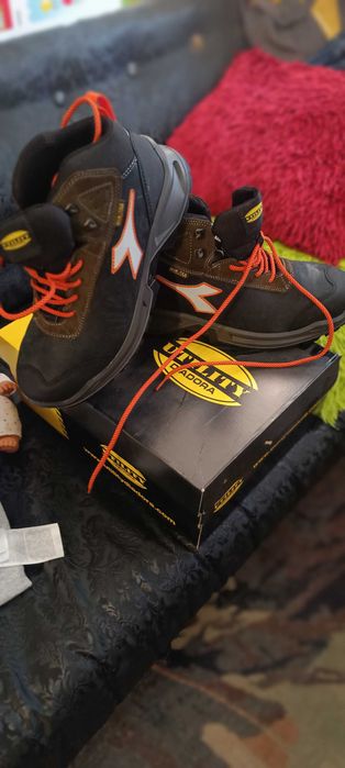 Продавам чисто нови сейфти обувки Diadora utility номер 44