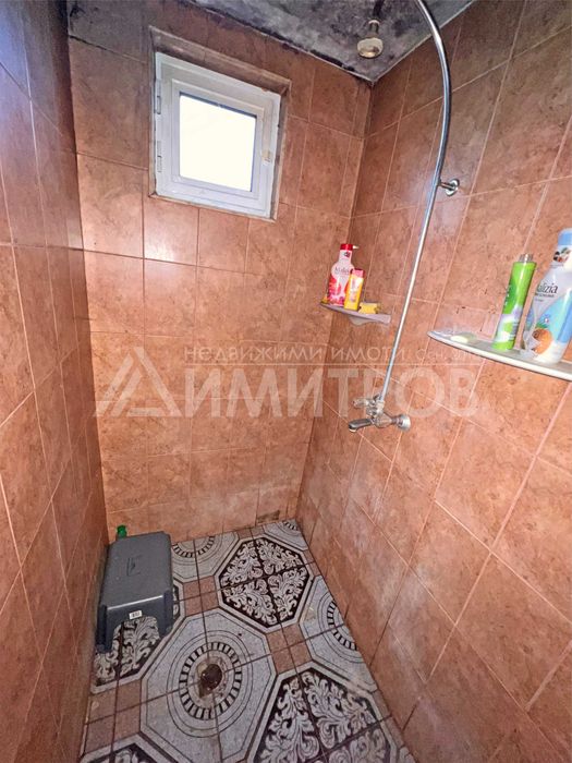 Продава напълно самостоятелна къща с двор в гр. Нови пазар в Добруджанския квартал на града.