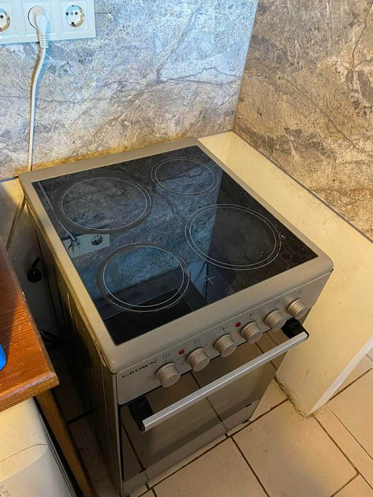 Електрическа готварска печка Crown с керамичен плот