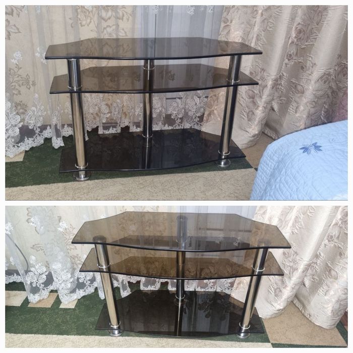 Стеклянная тумба под телевизор с тремя полками и хромированными ножкам