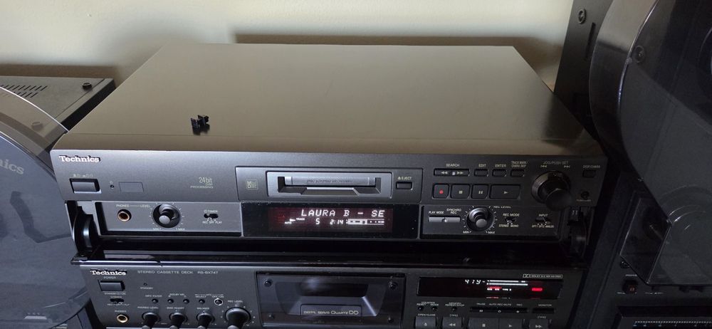 Minidisc technics SJ-MD100 cu telecomanda originala  in stare perfecta de functionare.