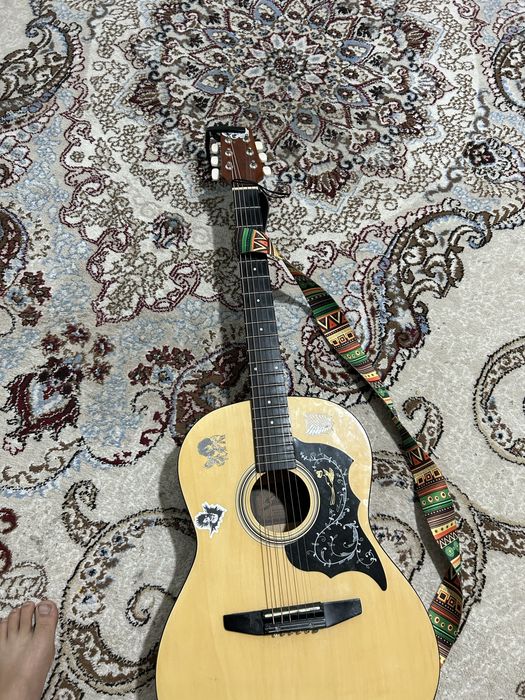 Гитара буушный ремень и каподастер есть.