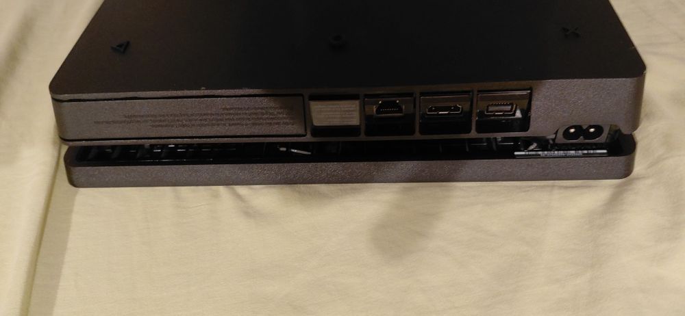 Playstation 4 slim  cu 2 controlere și GTA 5