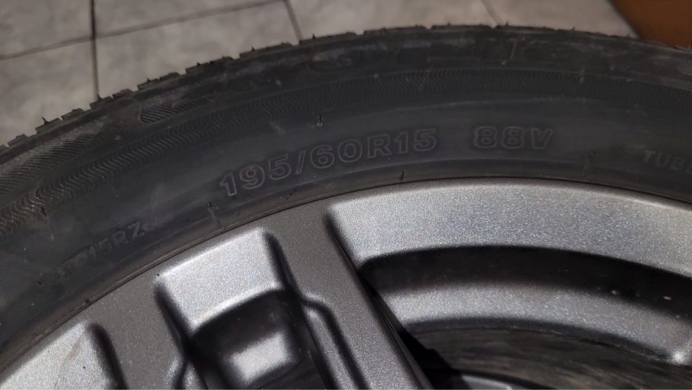 Jante Ford cu anvelope vara 195 60 r15
