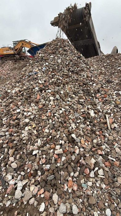 Livram beton concasat cu basculante 8x4 de 18mc sau articulate 24mc