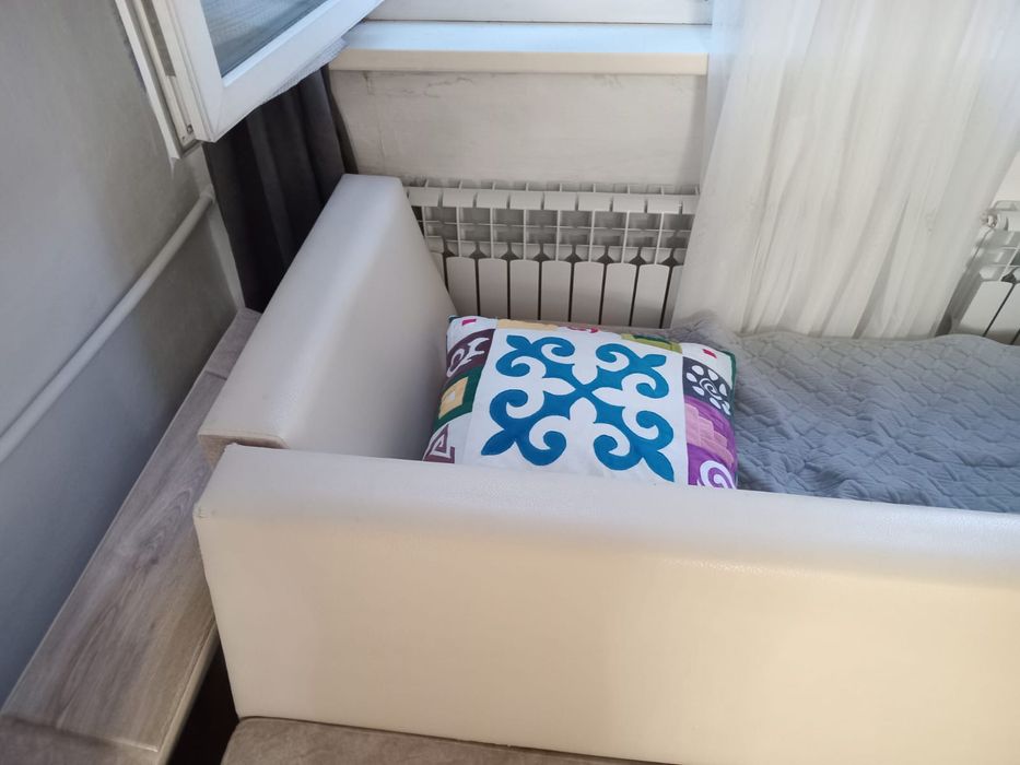 Белый диван хорошом состоянием