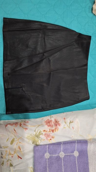 Пола черна кожена