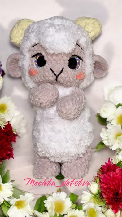 Милая плюшевая овечка