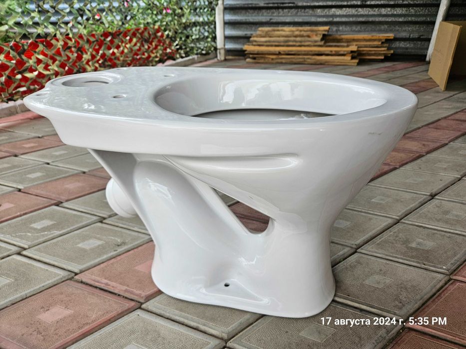 Унитаз новый. Без бачка