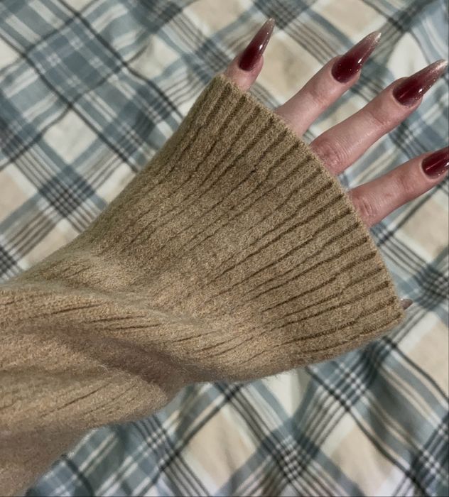 светло-коричневый свитер