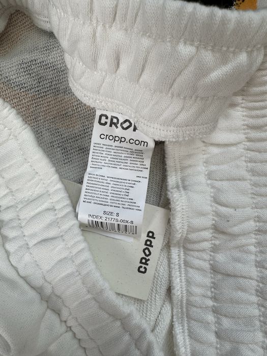 Pantaloni albi cu grafitti, Cropp