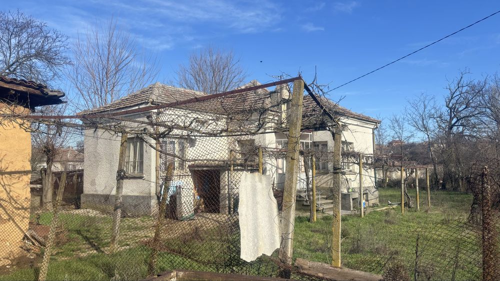 Къща с голям двор и гараж с Студена, Хасково