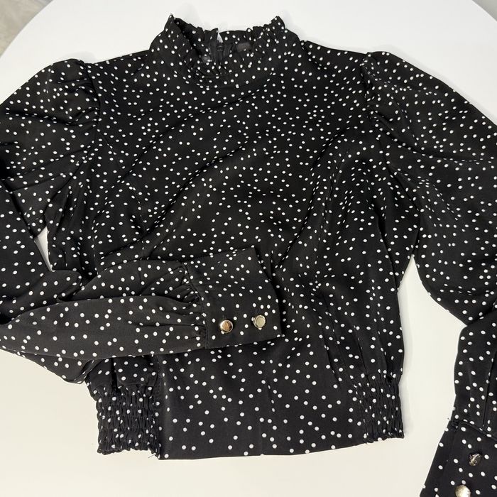 Чёрная блузка в горошек