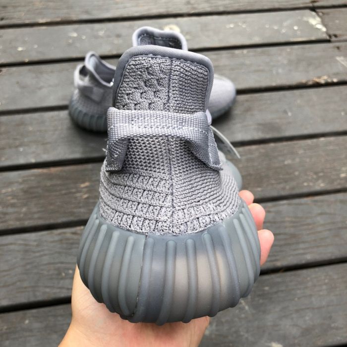 yeezy 350 gri cu alb