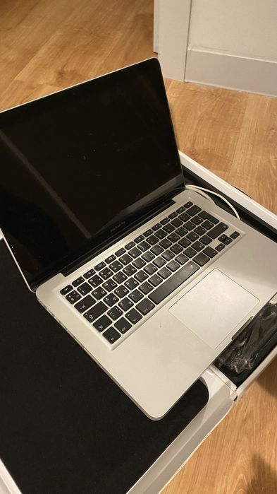 Apple Macbook 2010 год