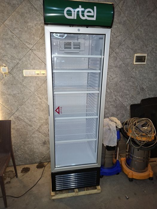 Срочно продам ветринний холодильник артель  новый гарантия 3 года есть