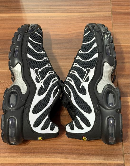 Nike TN Black and Silver