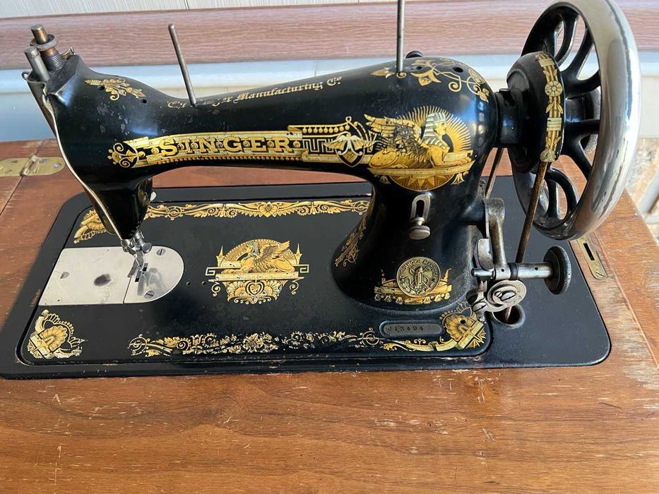швейная машинка Зингер с деревянной  тумбой