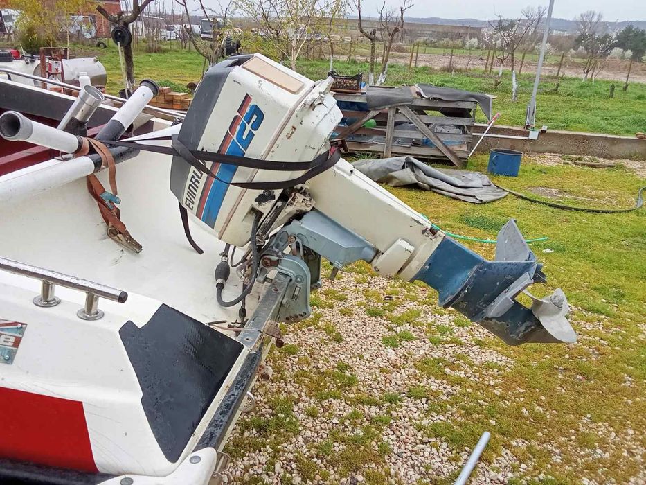 Моторна лодка Glastron Spirit 165+ двигател и колесар