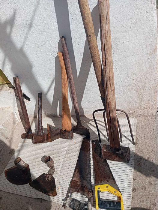 отдам  даром  лопату,  кетмень