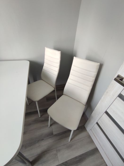 Продам кухонный стол со стульями