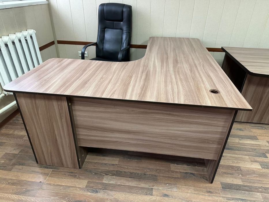 офисный шкаф и телевизор