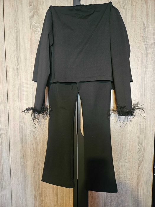 Дамски черен костюм