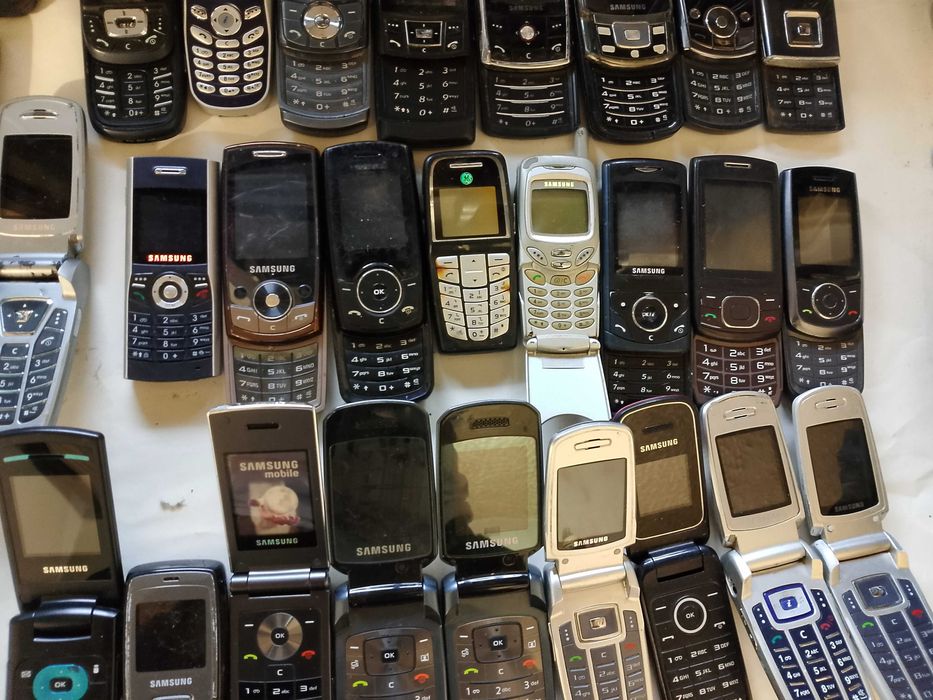 Телефони.        .