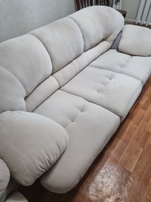 Продам диван с двумя креслами в гостиную.