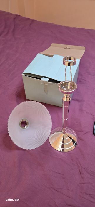 Ношна лампа работи със свещт