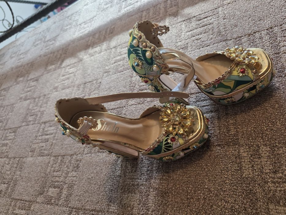 Sandale cu toc si platformă