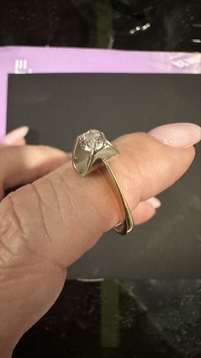 Золотое кольцо с брилиантом