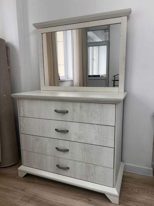 Комод с зеркалом