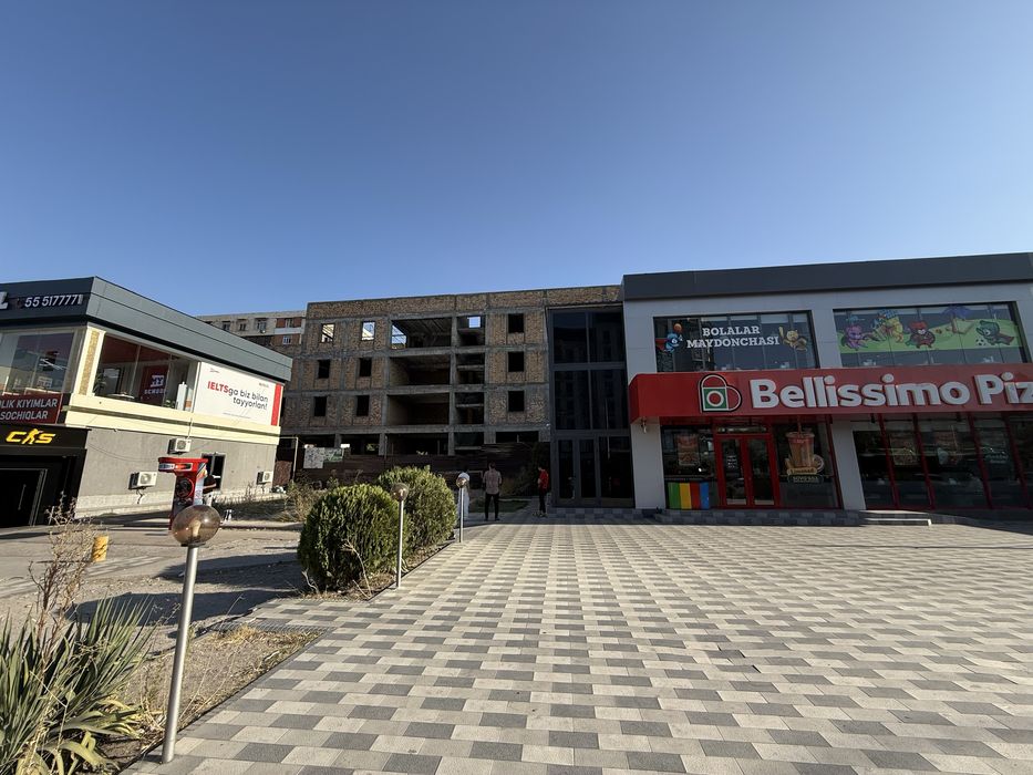 Продажа здания вдоль дороги 2305м2 Юнусабад первая линия Сайрам базар