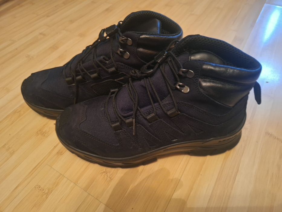 Ghete iarna, marimea 42 si geaca cu embleme marimea 60 II. Geaca se vi