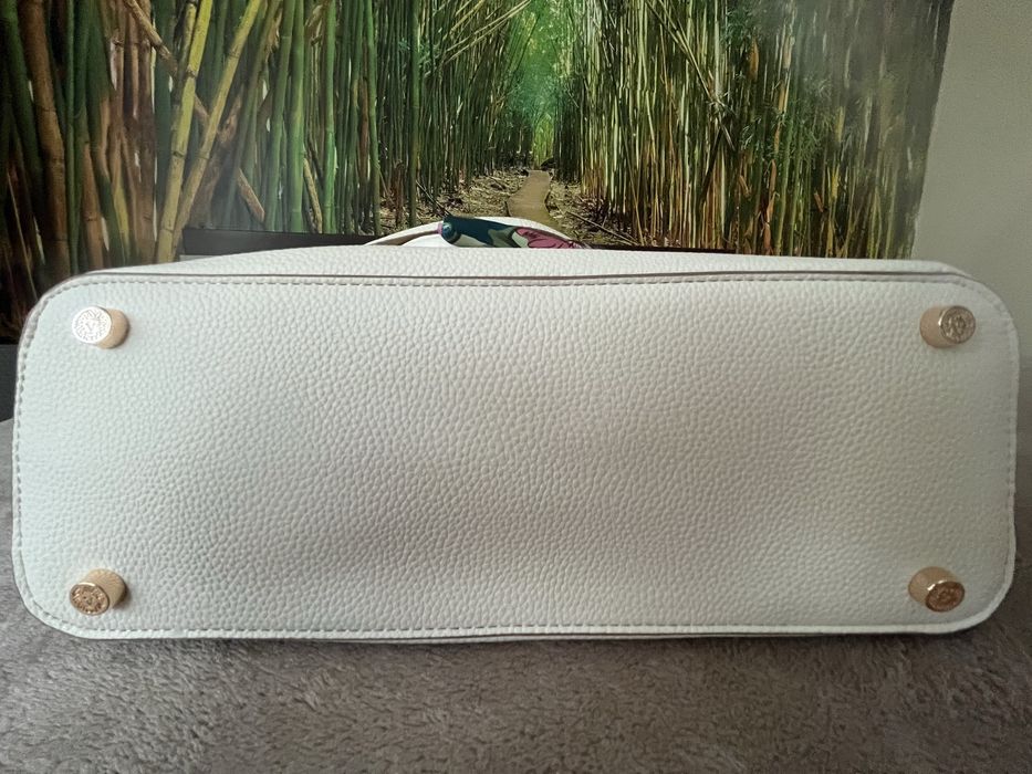 Нова чанта Anne Klein