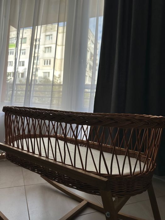 Плетено бебешко легло от естествена върба, люлееща. Кокосов матрак