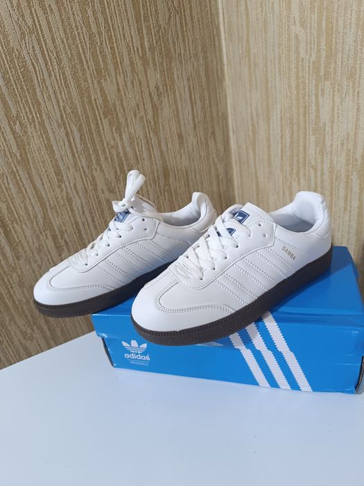 Женские кроссовки