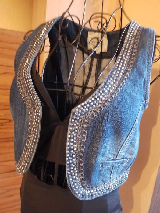 Дънково елече с камъни