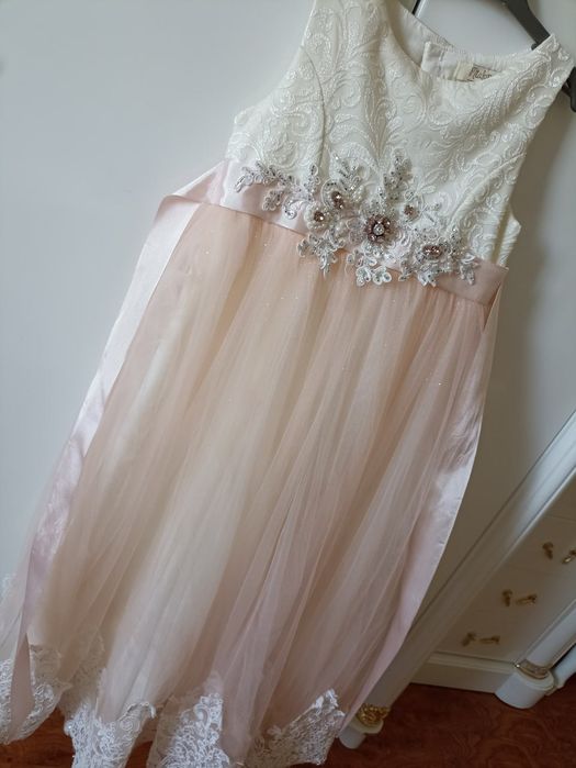 Продам платье на 7-9 лет срочно