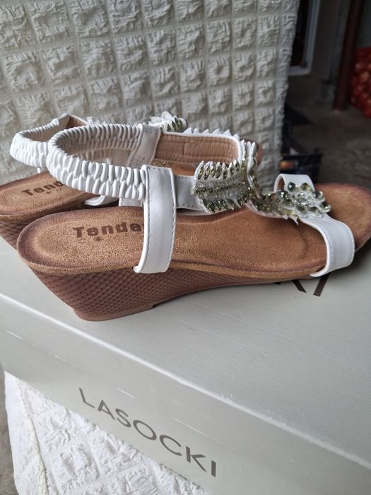 Елегантни бели сандали с камъни - Tendenz Comfort