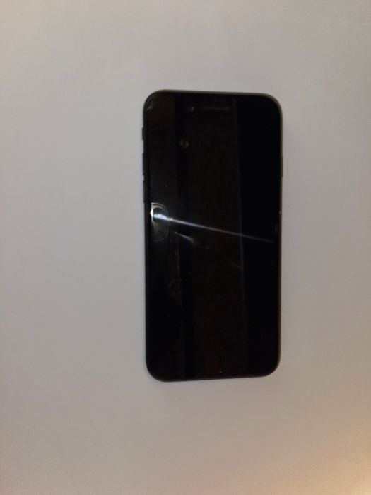 Продавам Iphone SE 2020