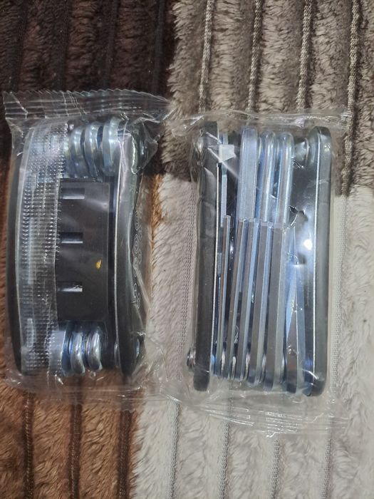 Складной, универсальный набор отвёрток.