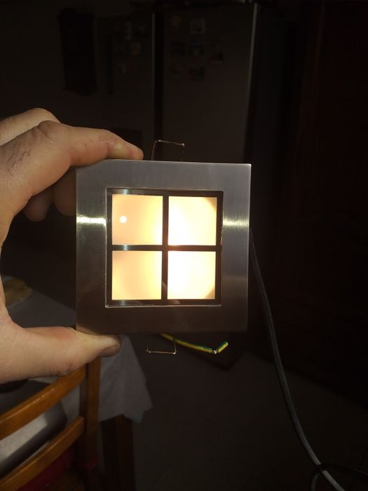 Vînd spoturi cu bec g4,intrerupator led,prize...